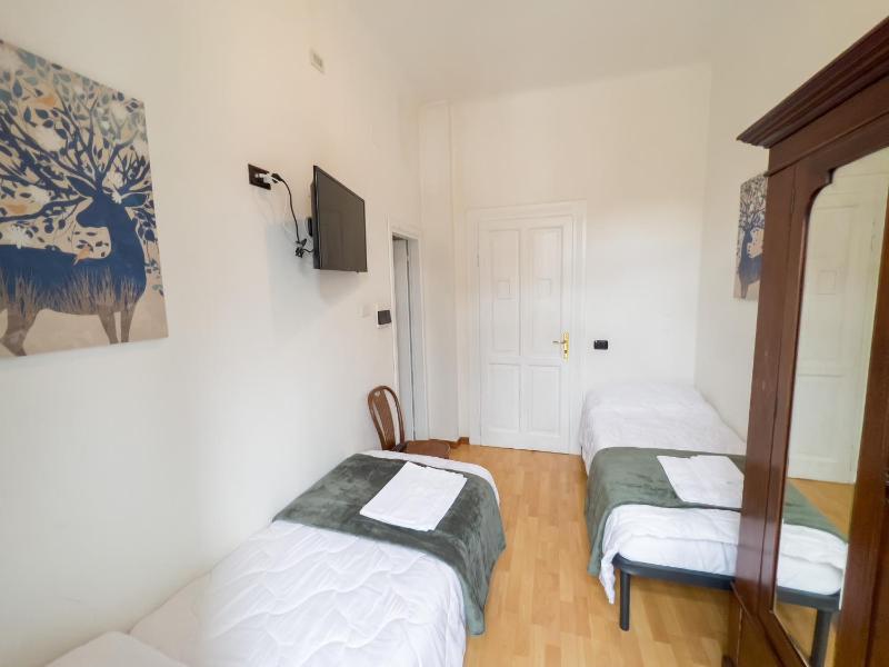 Small Twin Room image 3