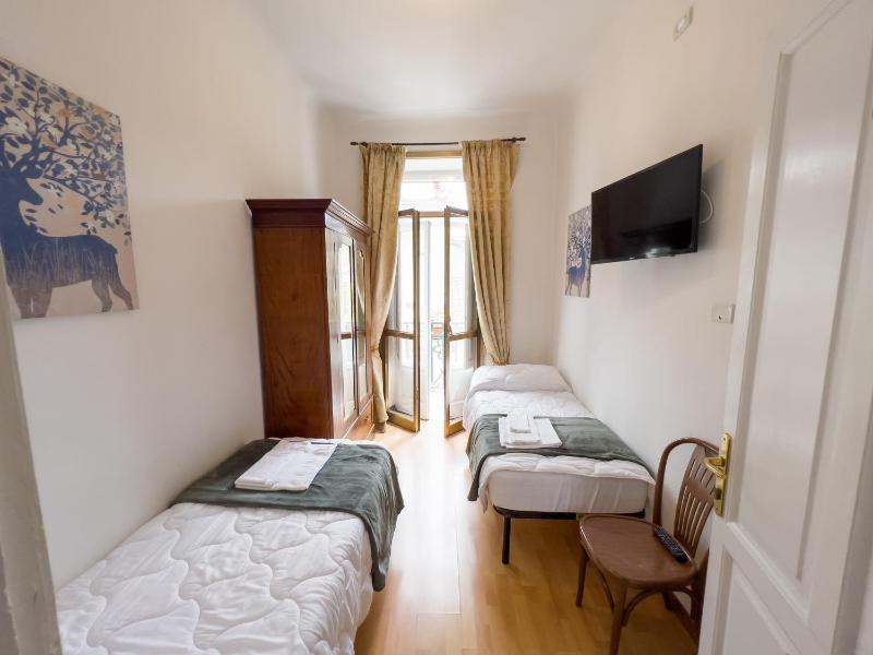 Small Twin Room image 1