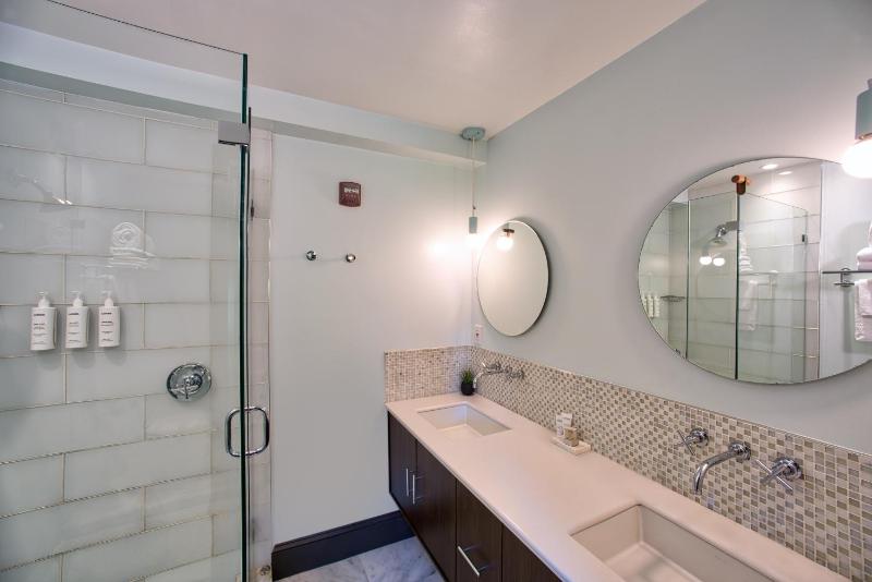 One-Bedroom Suite image 3