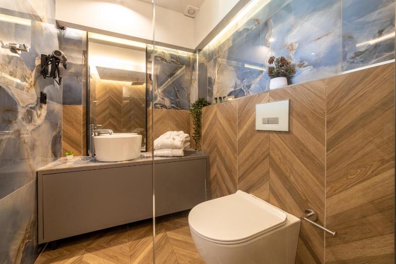 Suite with Hot Tub image 4