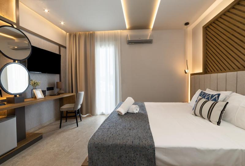 Deluxe Double Room (2 Adults + 1 Child) image 1