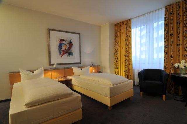 Business Double Room with Two Single Beds image 2