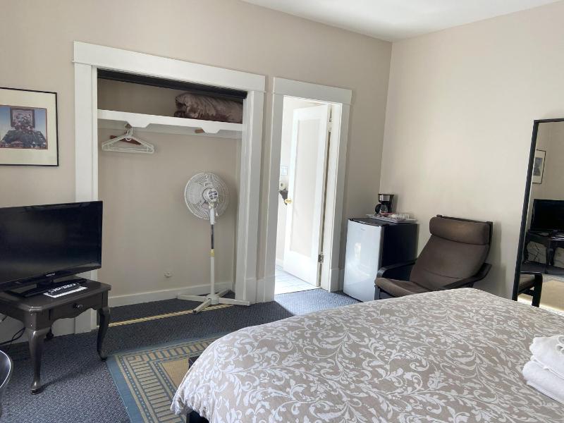 Douglas Guest House - image 4