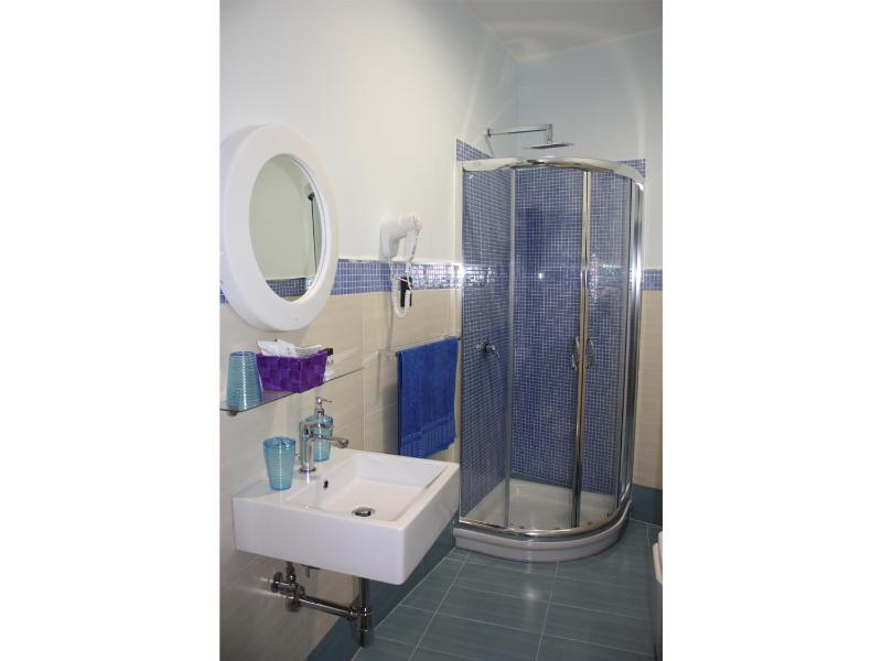 Triple Room with Private Bathroom image 3