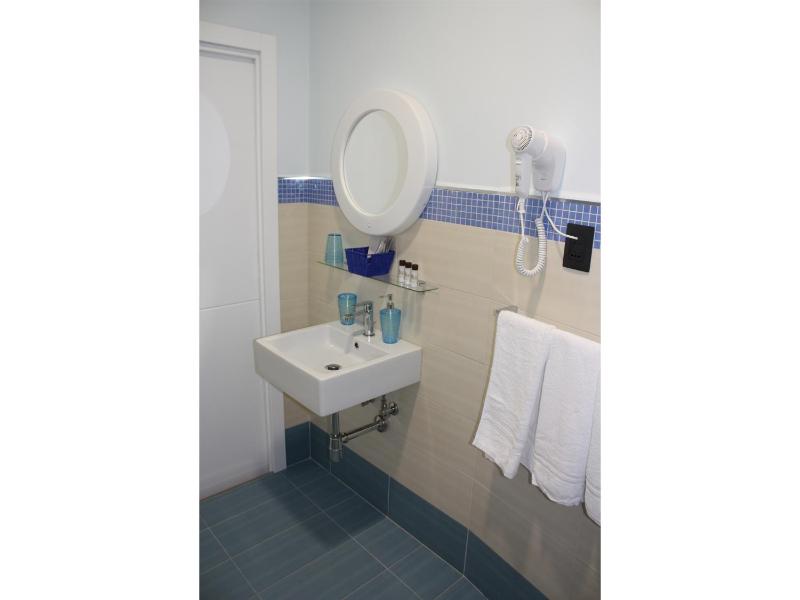 Triple Room with Private Bathroom image 2