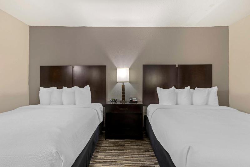 Queen Room with Two Queen Beds - Non-Smoking image 3