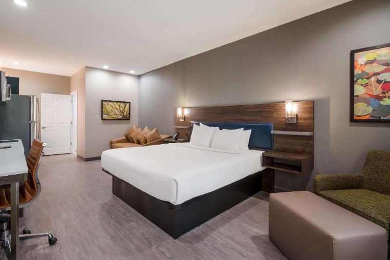 King Suite with Sofa Bed - Non-Smoking image 1