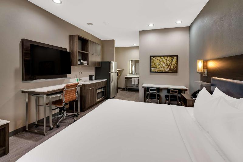 King Suite with Bathtub - Mobility Accessible/Kitchenette/Non-Smoking image 4