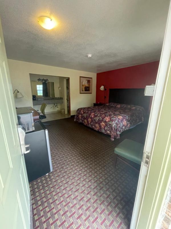 Standard King Room image 3