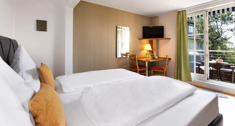 Double Room with Balcony image 3