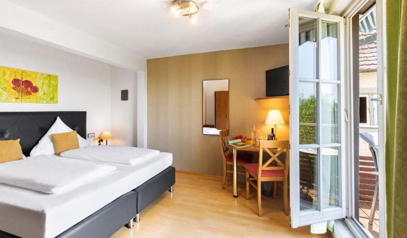 Double Room with Balcony image 2