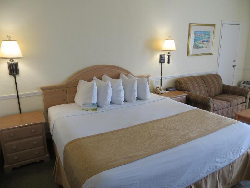 King Room with Ocean View - Non-Smoking image 4