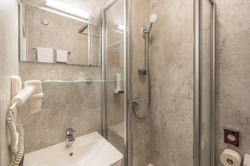 Standard Single Room image 4