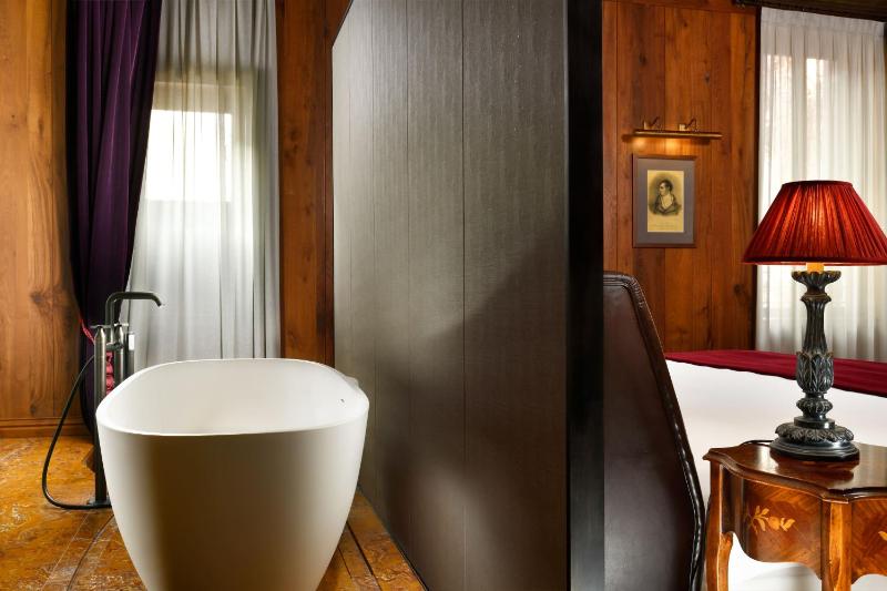 Deluxe Suite image 2