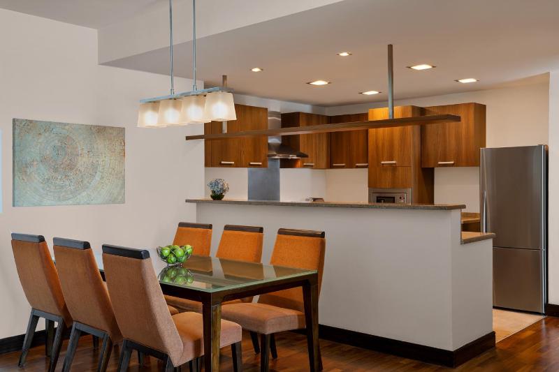 Deluxe Two Bedroom Apartment - Complimentary Transfer to Mall of the Emirates, Insurance Market Metro Station & Jumeirah Beach image 3