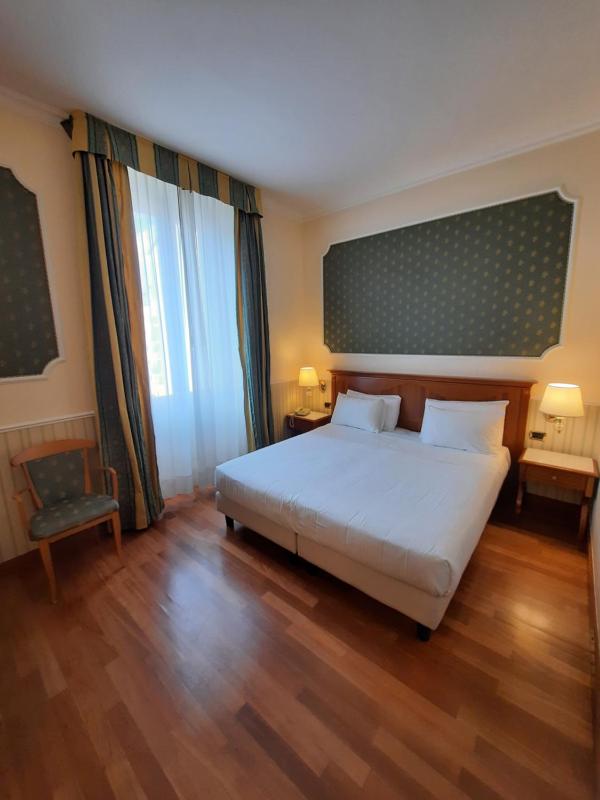 Standard Double Room image 3