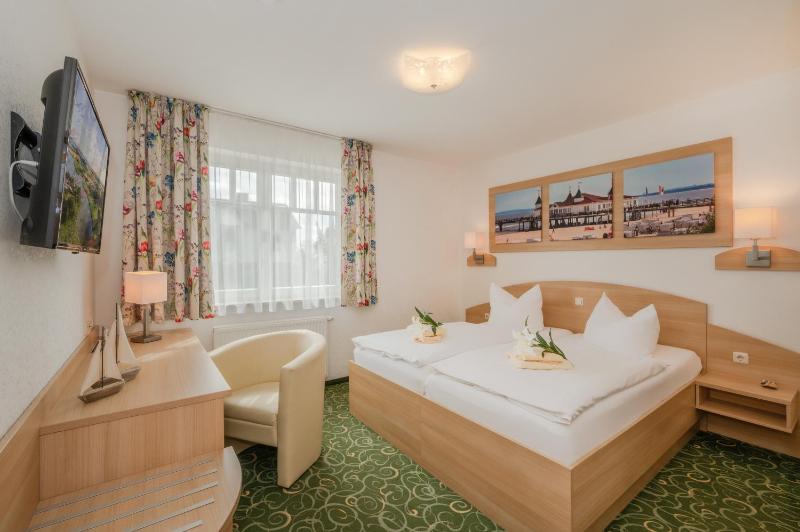 Standard Double Room image 3