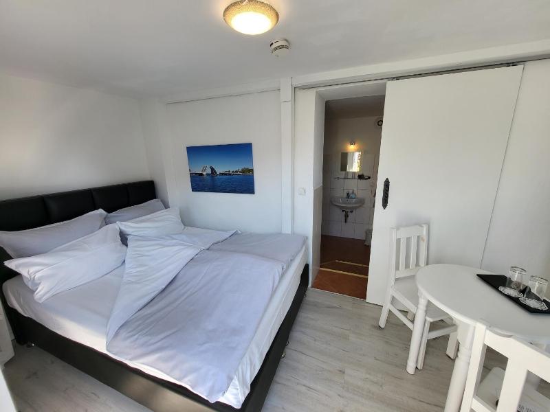 Small Double Room image 4