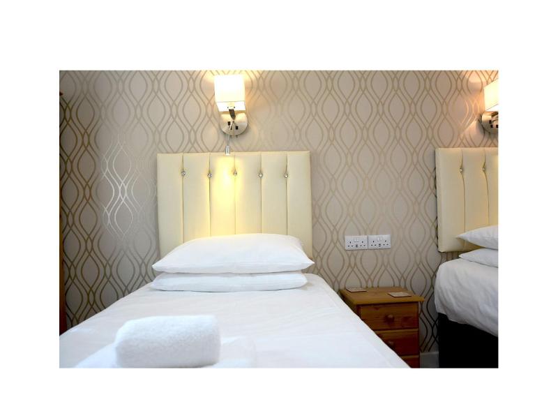 Twin Room En-Suite image 4
