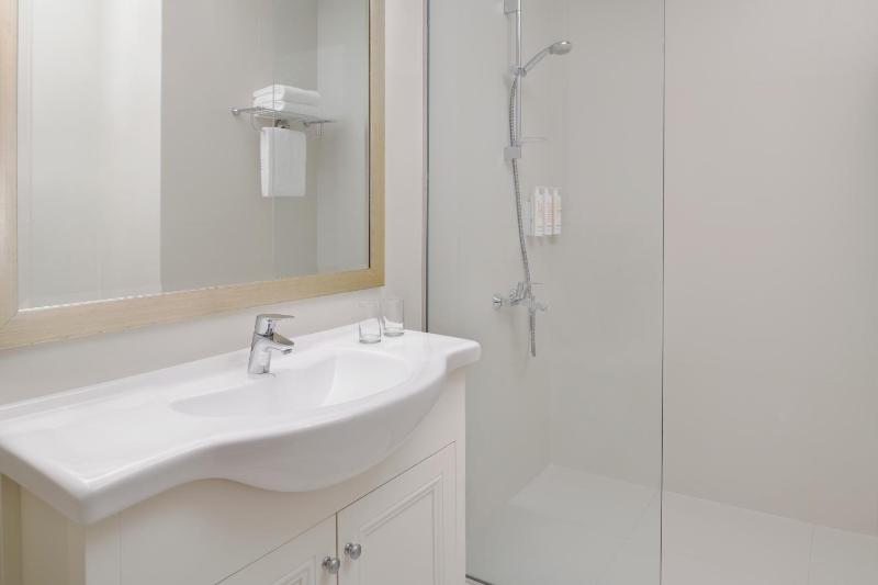 Executive Twin Room with Pantry Lounge Access and Shuttle Bus to JBR Beach and various shopping malls image 4