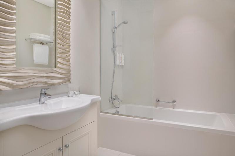 Executive Twin Room with Pantry Lounge Access and Shuttle Bus to JBR Beach and various shopping malls image 3