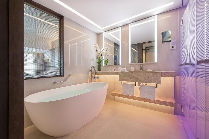 Superior Double or Twin Room with Inland View (No Balcony) image 4