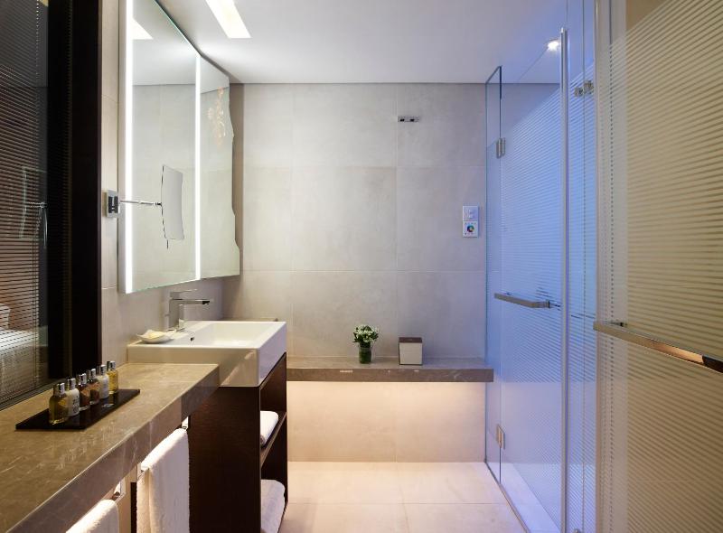 Superior Double or Twin Room with Sea View image 3