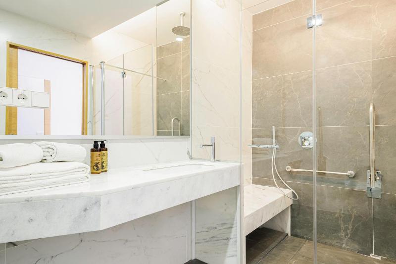 Standard Double Room (2 Adults) image 4