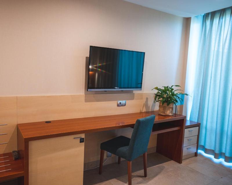 Twin Room (2 Adults + 1 Child) image 4