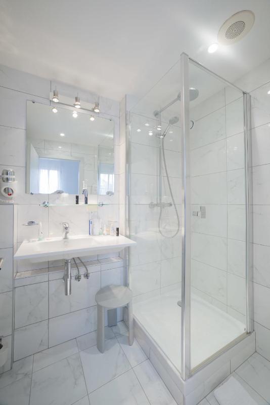 Standard Double Room image 3