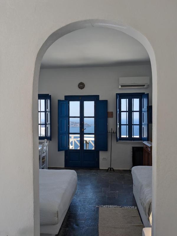 Family Studio with Caldera View  image 3