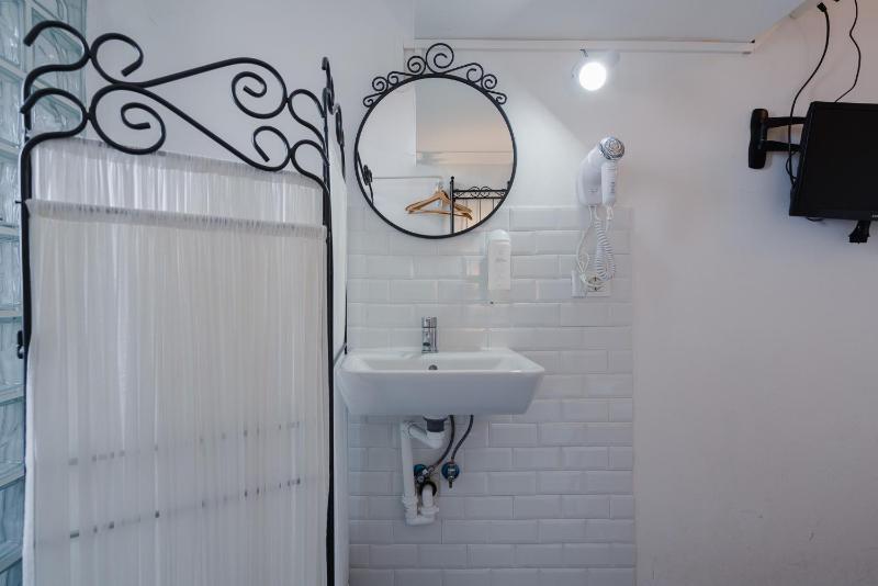 Small Single Room image 2