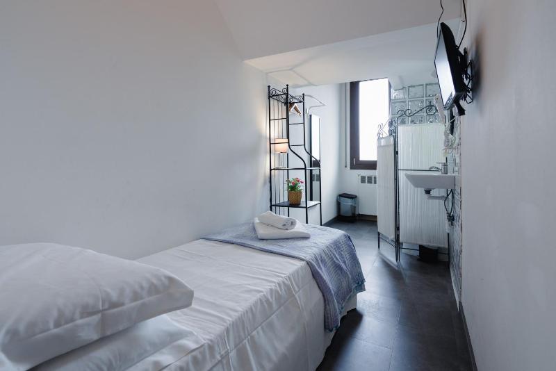 Small Single Room image 3