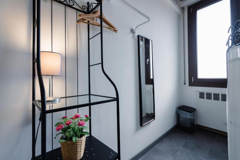 Small Single Room image 4