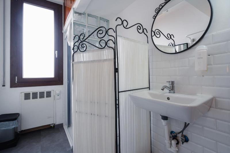 Small Single Room image 1
