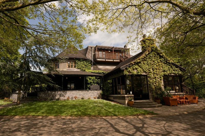 Red Oaks Residence image 1