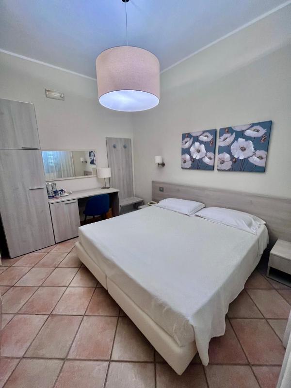 Large Family Room image 2