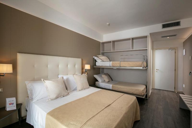 Triple Room with Partial Sea View image 2