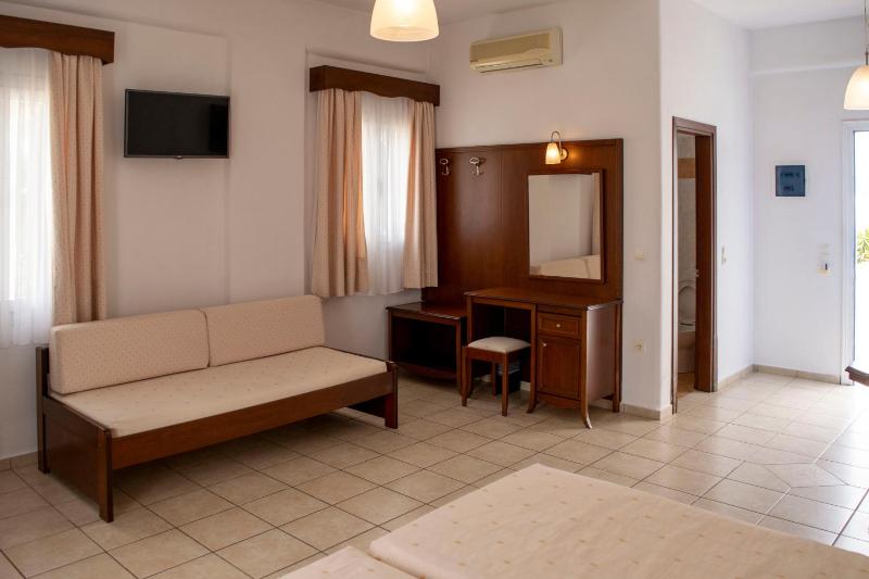 Superior Triple Room image 4