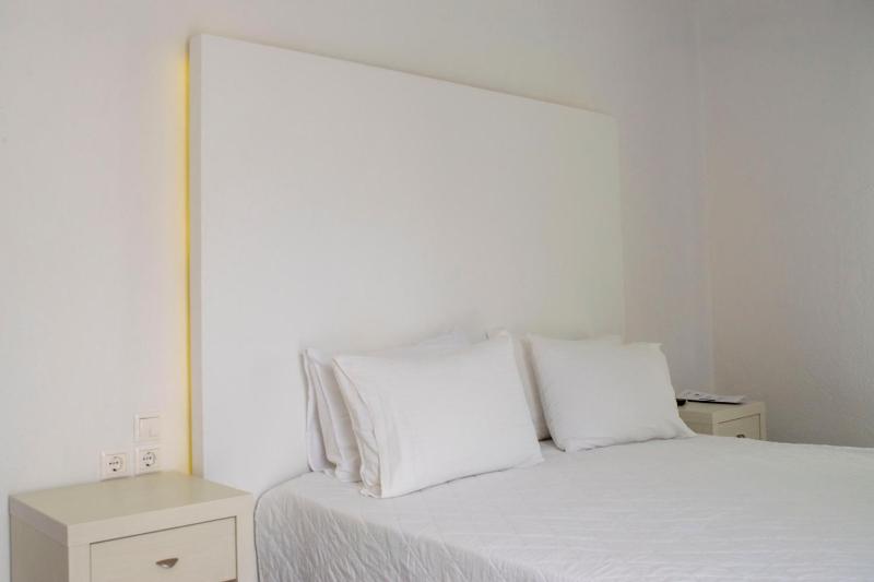 Double Room with Pool View image 1