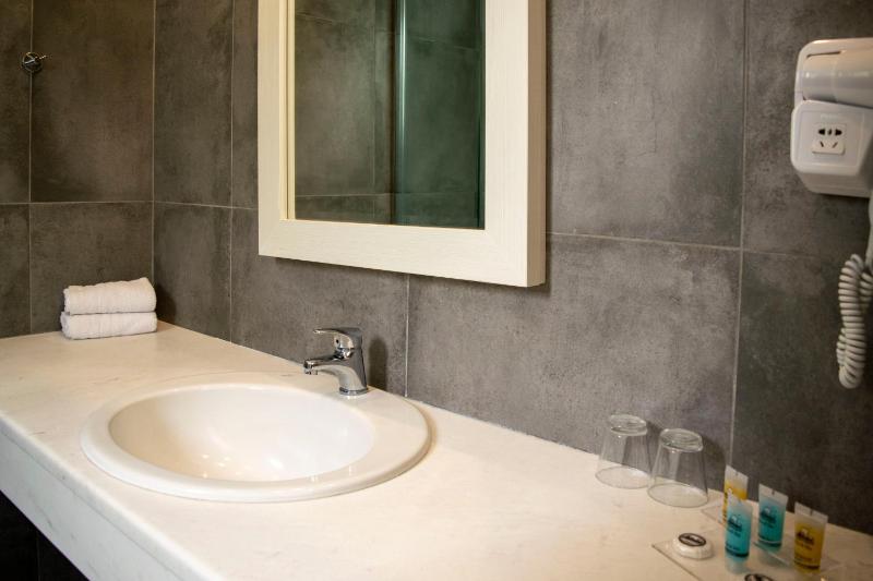 Double Room with Pool View image 4
