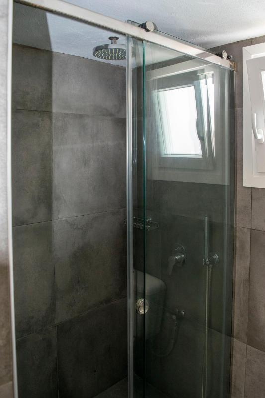 Double Room with Pool View image 3
