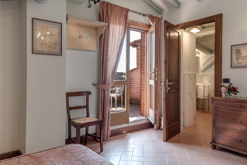 Deluxe Double Room with Balcony image 3