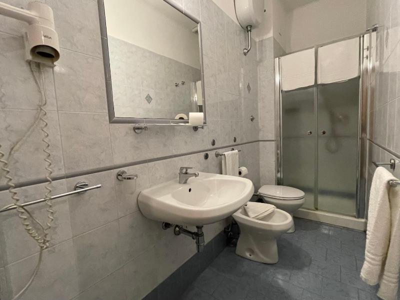 Single Room image 4