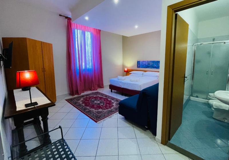 Double Room image 4