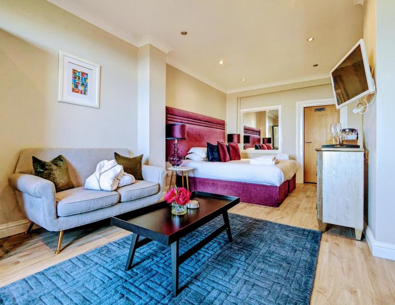 Suite with Hot Tub image 3