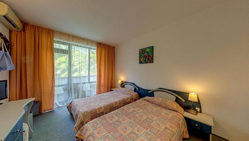 Twin Room with Pool View image 2