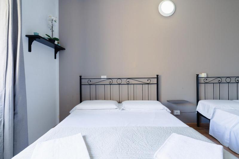 Triple Room with Shared Bathroom image 3