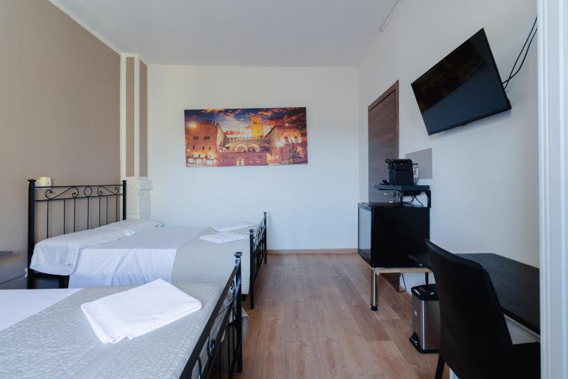 Triple Room with Shared Bathroom image 4