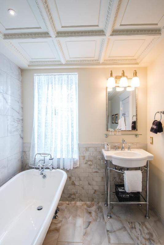 Grand Queen Room image 3